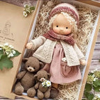 Muñeca Waldorf hecha a mano de algodón suave, ideal para juego creativo, con diseño atemporal y seguro para niños. 31