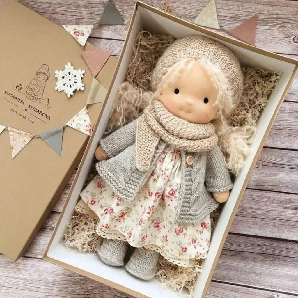 Muñeca Waldorf hecha a mano de algodón suave, ideal para juego creativo, con diseño atemporal y seguro para niños. 32