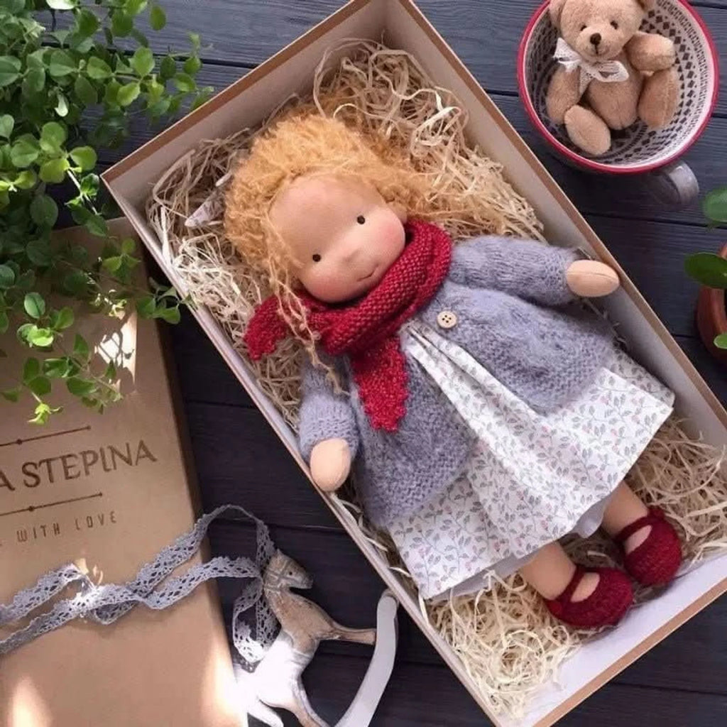 Muñeca Waldorf hecha a mano de algodón suave, ideal para juego creativo, con diseño atemporal y seguro para niños. 33