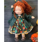 Muñeca Waldorf hecha a mano de algodón suave, ideal para juego creativo, con diseño atemporal y seguro para niños. 34