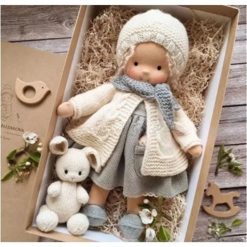Muñeca Waldorf hecha a mano de algodón suave, ideal para juego creativo, con diseño atemporal y seguro para niños. 35