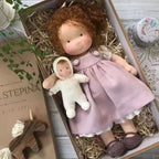Muñeca Waldorf hecha a mano de algodón suave, ideal para juego creativo, con diseño atemporal y seguro para niños. 4