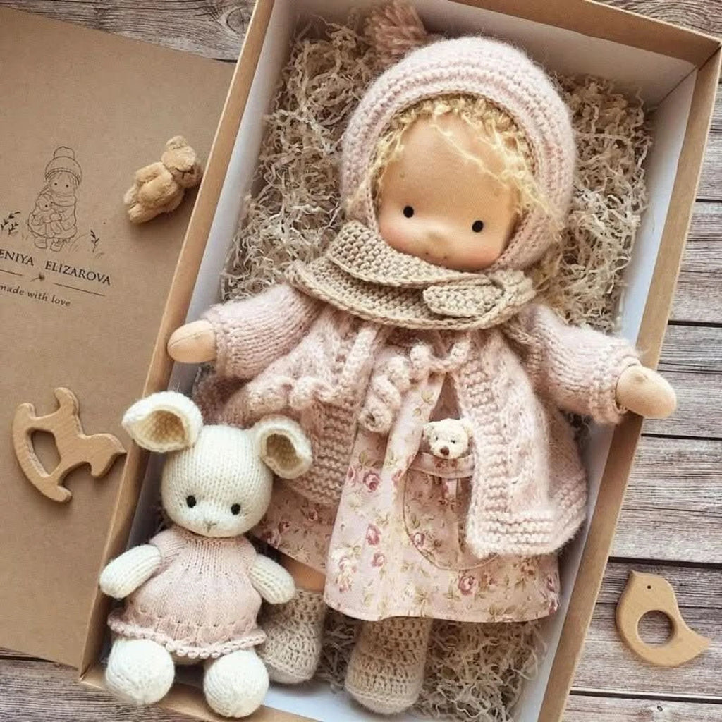 Muñeca Waldorf hecha a mano de algodón suave, ideal para juego creativo, con diseño atemporal y seguro para niños. 5