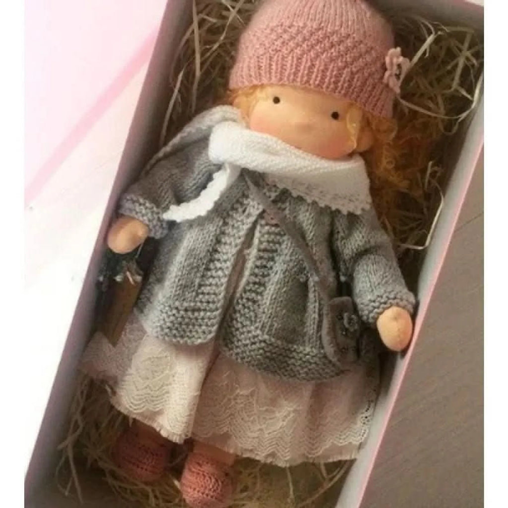 Muñeca Waldorf hecha a mano de algodón suave, ideal para juego creativo, con diseño atemporal y seguro para niños. 6