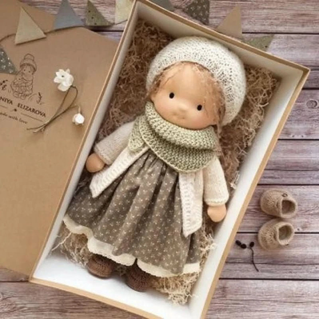 Muñeca Waldorf hecha a mano de algodón suave, ideal para juego creativo, con diseño atemporal y seguro para niños. 7