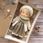 Muñeca Waldorf hecha a mano de algodón suave, ideal para juego creativo, con diseño atemporal y seguro para niños. 7