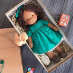 Muñeca Waldorf hecha a mano de algodón suave, ideal para juego creativo, con diseño atemporal y seguro para niños. 8