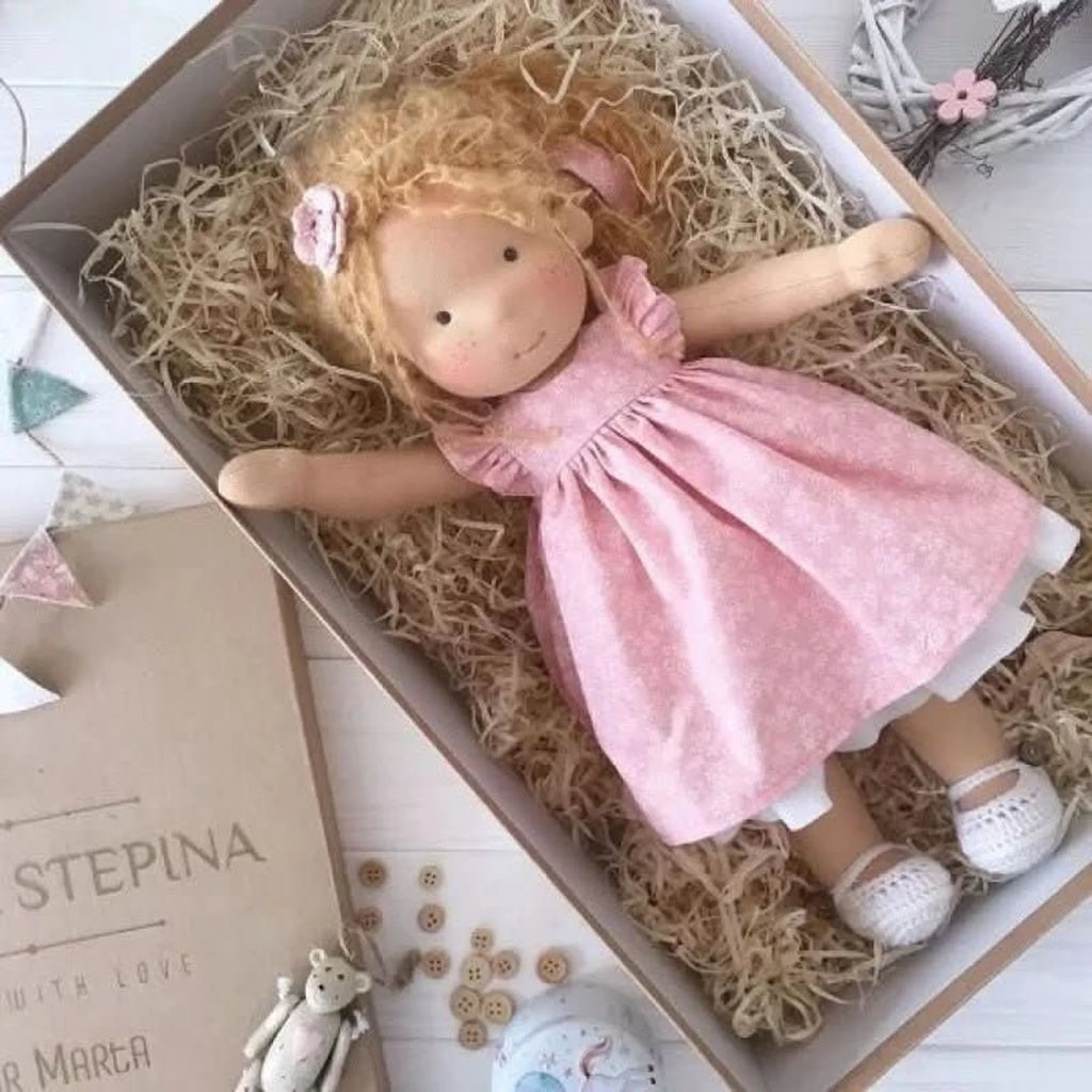 Muñeca Waldorf hecha a mano de algodón suave, ideal para juego creativo, con diseño atemporal y seguro para niños. 9