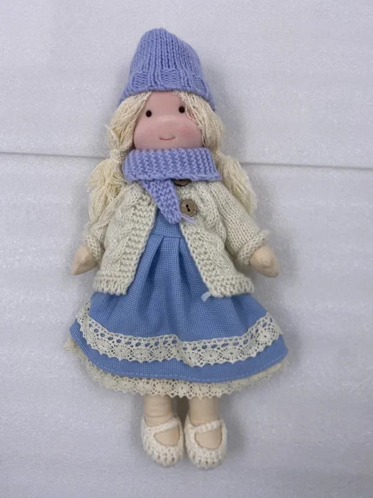 Muñeca Waldorf hecha a mano de lana sostenible, suave y lavable, ideal para el juego de niños. 0