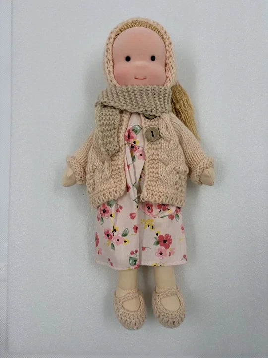Muñeca Waldorf hecha a mano de lana sostenible, suave y lavable, ideal para el juego de niños. 2