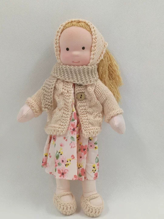 Muñeca Waldorf hecha a mano de lana sostenible, suave y lavable, ideal para el juego de niños. 3