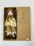 Muñeca Waldorf hecha a mano de lana sostenible, suave y lavable, ideal para el juego de niños. 4
