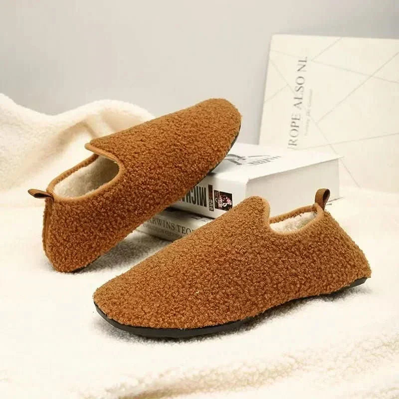 Pantuflas unisex de felpa con suela antideslizante y diseño cerrado, ideales para uso interior durante el otoño e invierno. 1