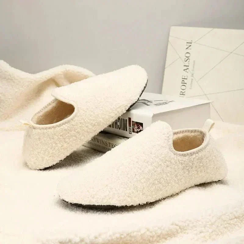 Pantuflas unisex de felpa con suela antideslizante y diseño cerrado, ideales para uso interior durante el otoño e invierno. 2