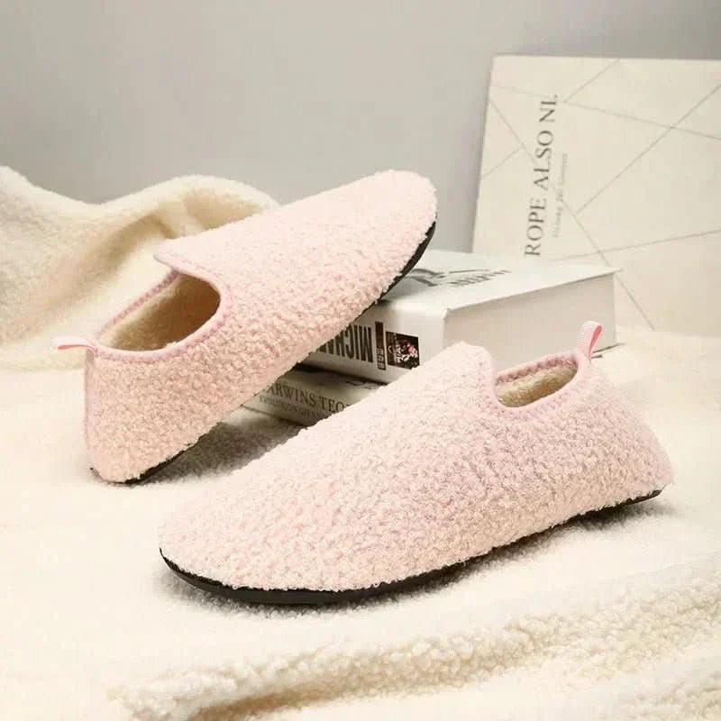 Pantuflas unisex de felpa con suela antideslizante y diseño cerrado, ideales para uso interior durante el otoño e invierno. 3