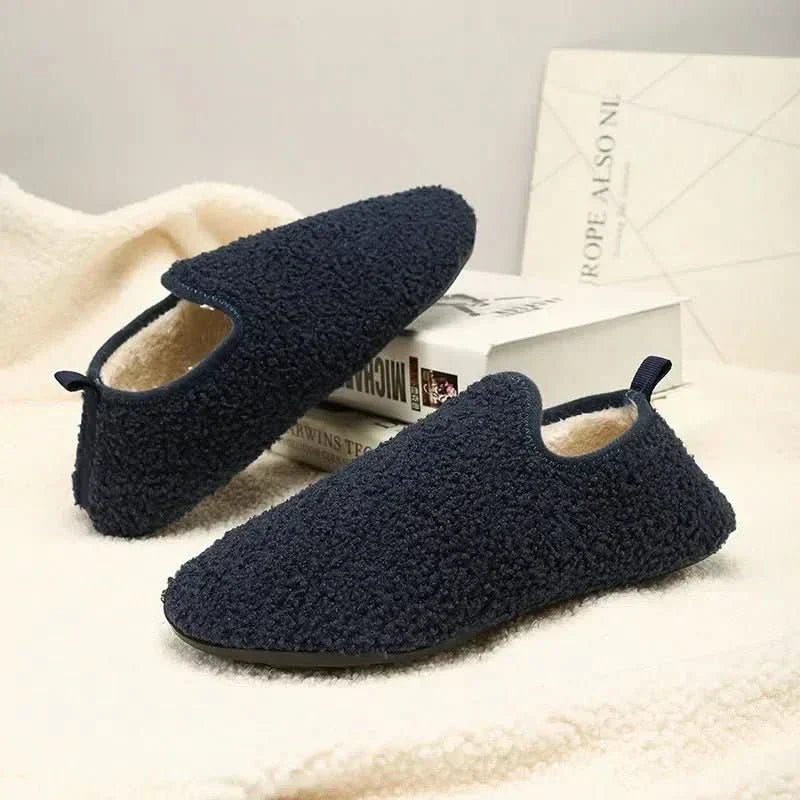 Pantuflas unisex de felpa con suela antideslizante y diseño cerrado, ideales para uso interior durante el otoño e invierno. 4
