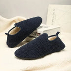 Pantuflas unisex de felpa con suela antideslizante y diseño cerrado, ideales para uso interior durante el otoño e invierno. 4
