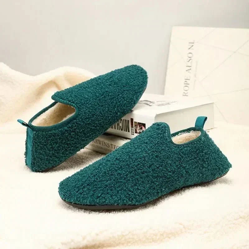 Pantuflas unisex de felpa con suela antideslizante y diseño cerrado, ideales para uso interior durante el otoño e invierno. 5