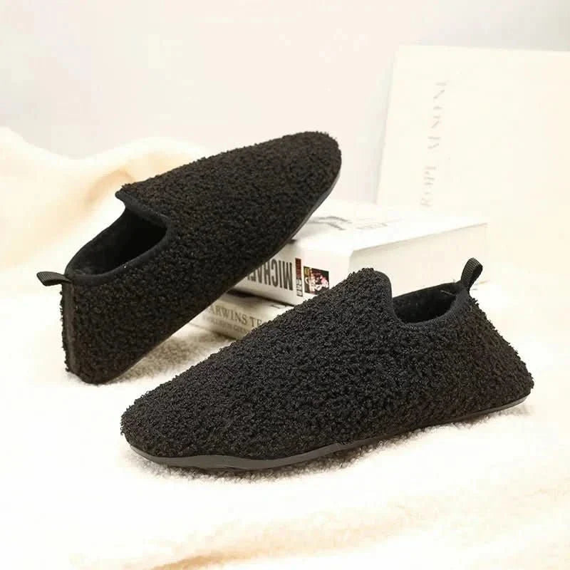 Pantuflas unisex de felpa con suela antideslizante y diseño cerrado, ideales para uso interior durante el otoño e invierno. 6