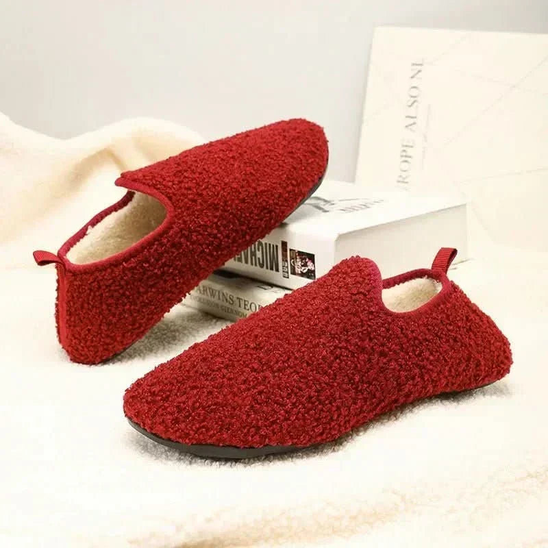 Pantuflas unisex de felpa con suela antideslizante y diseño cerrado, ideales para uso interior durante el otoño e invierno. 7