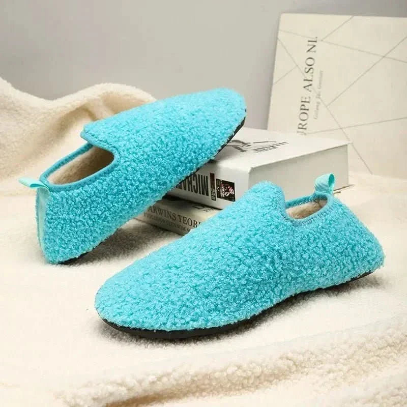 Pantuflas unisex de felpa con suela antideslizante y diseño cerrado, ideales para uso interior durante el otoño e invierno. 8
