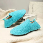 Pantuflas unisex de felpa con suela antideslizante y diseño cerrado, ideales para uso interior durante el otoño e invierno. 8
