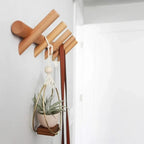 Perchero de pared de roble macizo con diseño escandinavo minimalista, ideal como organizador funcional para un hogar moderno. 0