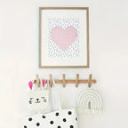 Perchero de pared de roble macizo con diseño escandinavo minimalista, ideal como organizador funcional para un hogar moderno. 2