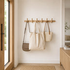 Perchero de pared de roble macizo con diseño minimalista, disponible en varios anchos, ideal para optimizar espacios reducidos. 0