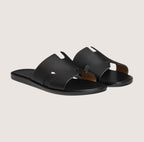 Sandalias de hombre en cuero negro con plantilla acolchada y diseño abierto, ideales para un estilo casual y elegante. 0