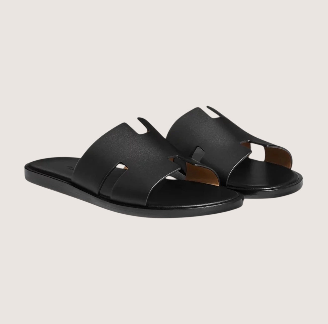 Sandalias de hombre en cuero negro con plantilla acolchada y diseño abierto, ideales para un estilo casual y elegante. 0