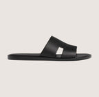 Sandalias de hombre en cuero negro con plantilla acolchada y diseño abierto, ideales para un estilo casual y elegante. 1