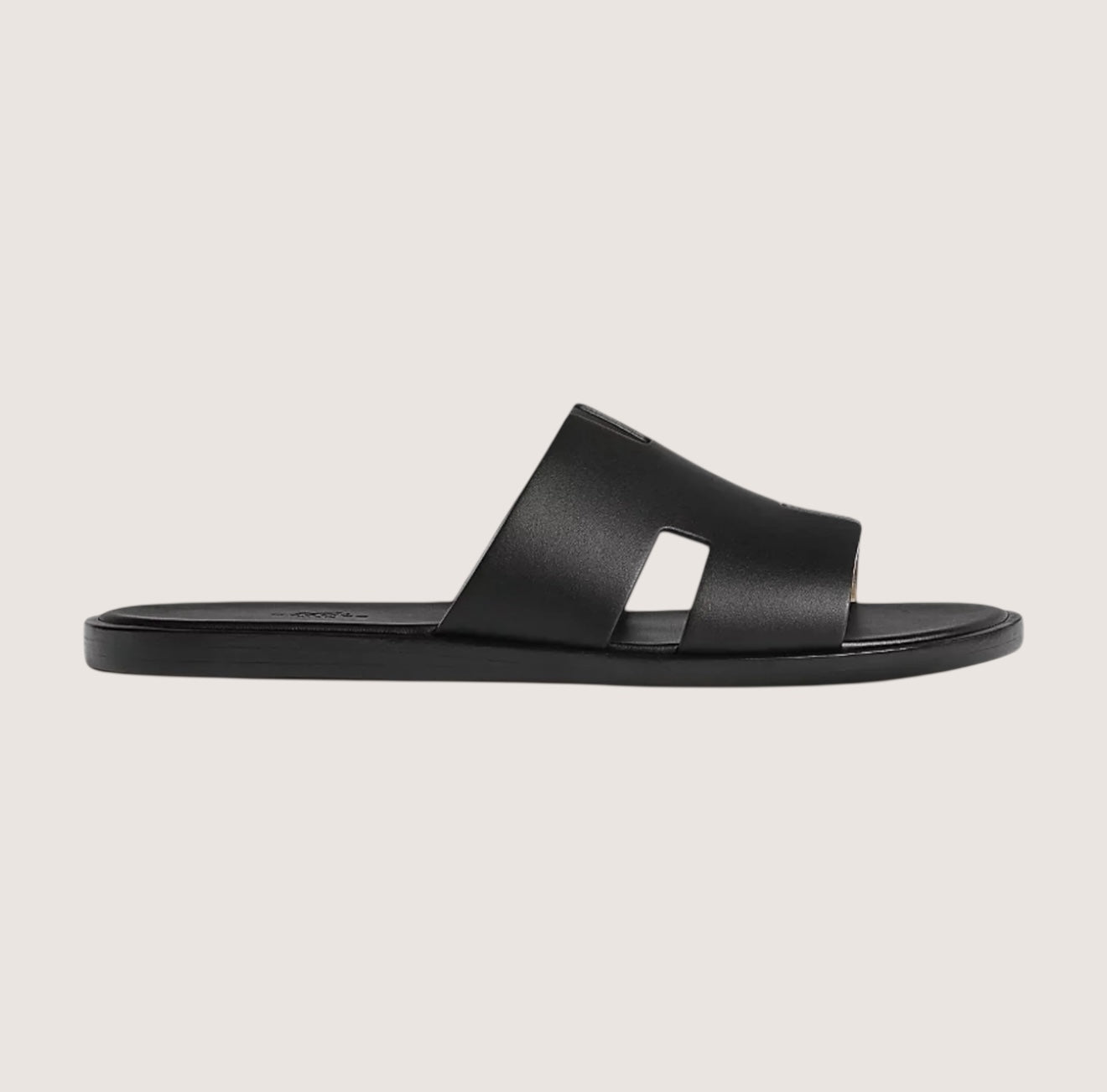 Sandalias de hombre en cuero negro con plantilla acolchada y diseño abierto, ideales para un estilo casual y elegante. 1