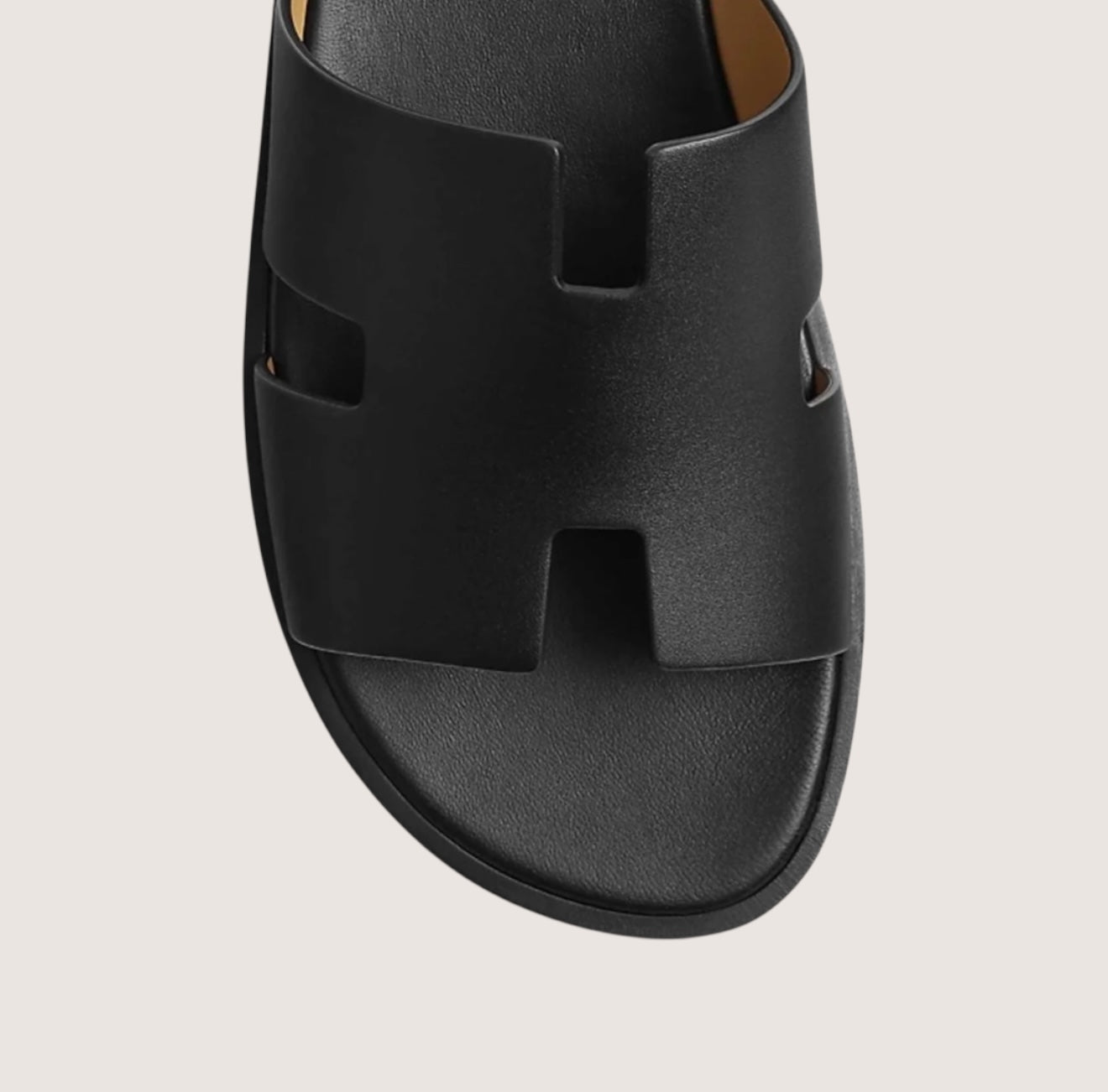 Sandalias de hombre en cuero negro con plantilla acolchada y diseño abierto, ideales para un estilo casual y elegante. 2