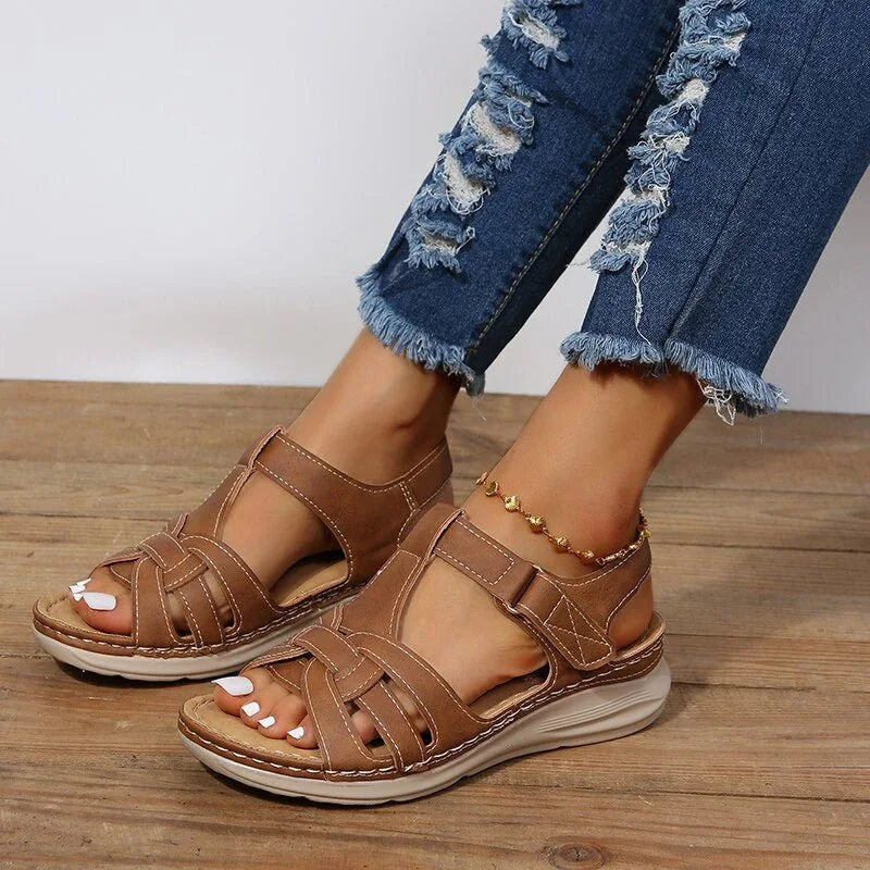 Sandalias de trekking para mujer con soporte de arco y suela antideslizante, ideales para senderismo y actividades en la montaña, combinando 3