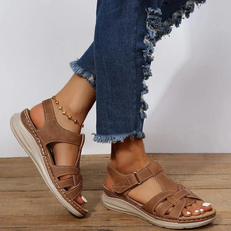 Sandalias de trekking para mujer con soporte de arco y suela antideslizante, ideales para senderismo y actividades en la montaña, combinando 4