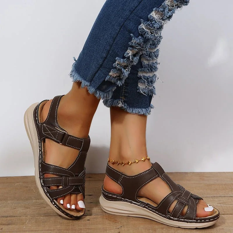 Sandalias de trekking para mujer con soporte de arco y suela antideslizante, ideales para senderismo y actividades en la montaña, combinando 5