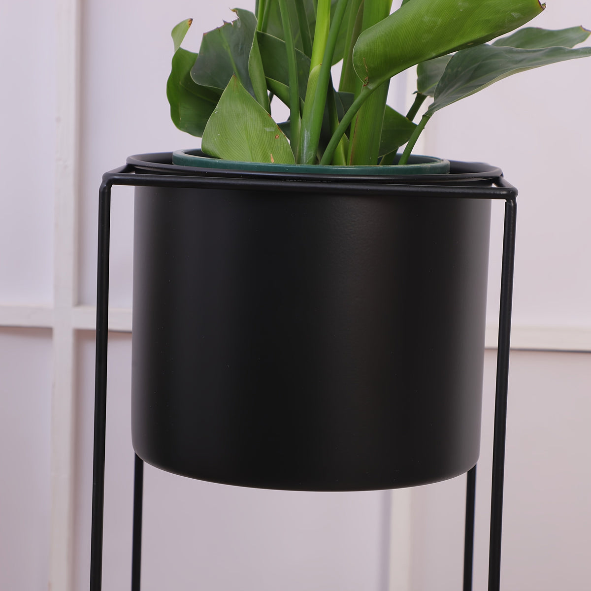 Soporte para plantas interior de metal negro mate, diseño minimalista ideal para macetas pesadas, perfecto para embellecer cualquier espacio. 2