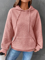 Sudadera mujer negra con capucha ajustable y bolsillo canguro, corte relajado en punto gofrado texturizado. 3