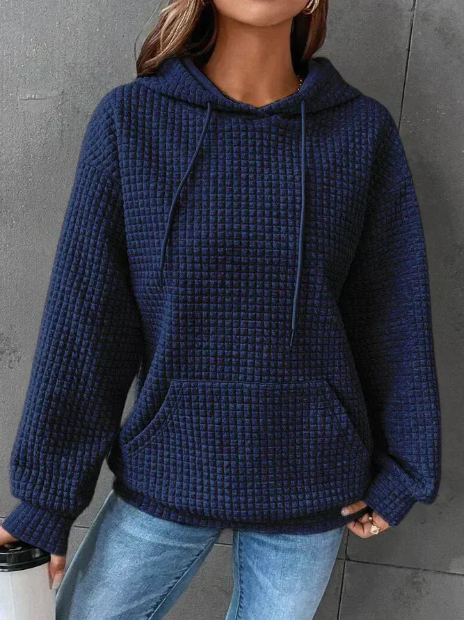 Sudadera mujer negra con capucha ajustable y bolsillo canguro, corte relajado en punto gofrado texturizado. 4