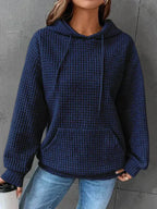 Sudadera mujer negra con capucha ajustable y bolsillo canguro, corte relajado en punto gofrado texturizado. 4