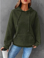 Sudadera mujer negra con capucha ajustable y bolsillo canguro, corte relajado en punto gofrado texturizado. 5