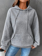 Sudadera mujer negra con capucha ajustable y bolsillo canguro, corte relajado en punto gofrado texturizado. 6