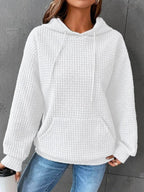 Sudadera mujer negra con capucha ajustable y bolsillo canguro, corte relajado en punto gofrado texturizado. 8