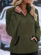Sudadera de mujer negra con forro polar sherpa, media cremallera, ajuste relajado y bolsillo canguro. 10