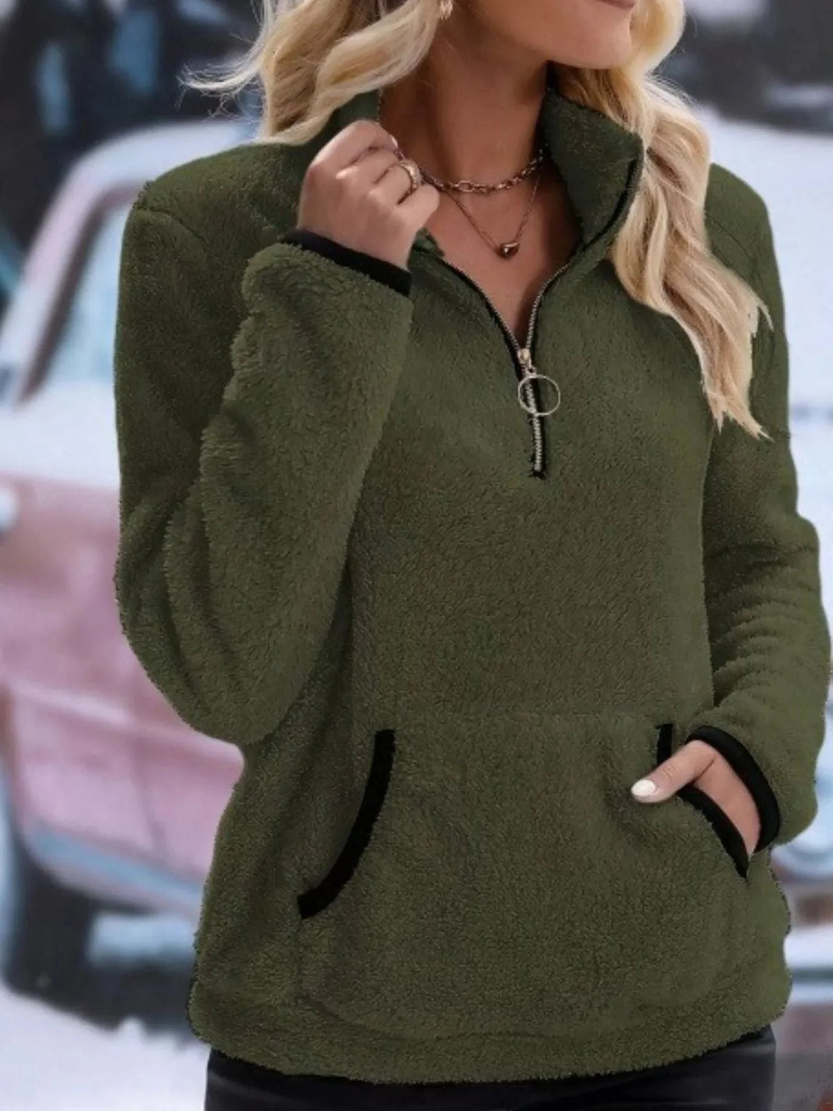 Sudadera de mujer negra con forro polar sherpa, media cremallera, ajuste relajado y bolsillo canguro. 10