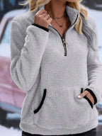 Sudadera de mujer negra con forro polar sherpa, media cremallera, ajuste relajado y bolsillo canguro. 11