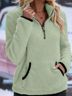Sudadera de mujer negra con forro polar sherpa, media cremallera, ajuste relajado y bolsillo canguro. 13