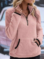 Sudadera de mujer negra con forro polar sherpa, media cremallera, ajuste relajado y bolsillo canguro. 14