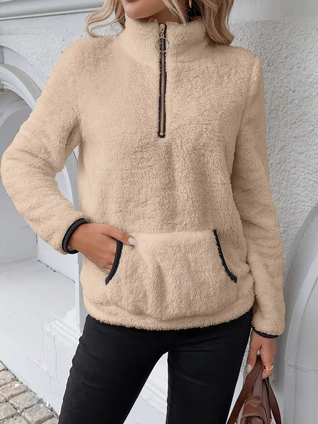 Sudadera de mujer negra con forro polar sherpa, media cremallera, ajuste relajado y bolsillo canguro. 6